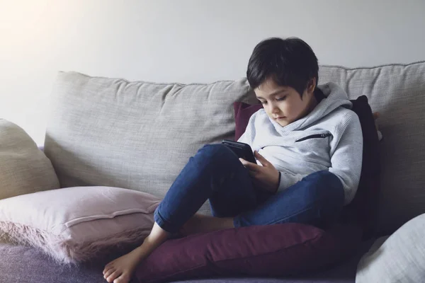Anak Yang Terisolasi Dengan Menggunakan Ponsel Untuk Mengerjakan Anak Yang — Stok Foto