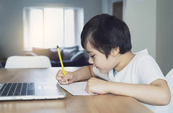 Kid Self Izolace Pomocí Počítače Pro Své Domácí Úkoly Dítě — Stock fotografie
