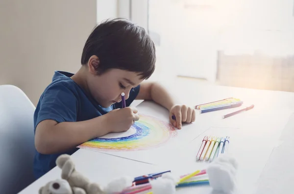 Παιδί Χρησιμοποιώντας Χρώμα Ουράνιο Τόξο Ζωγραφική Στυλό Χαρτί Παιδί Χρησιμοποιώντας — Φωτογραφία Αρχείου