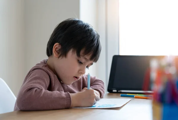 Kid Self Izolace Pomocí Tabletu Pro Své Domácí Úkoly Dítě — Stock fotografie