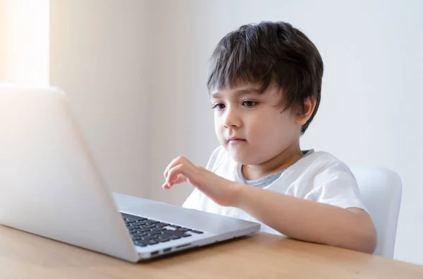 Kid Auto Aislamiento Utilizando Tableta Para Tarea Niño Haciendo Uso —  Fotos de Stock