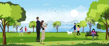 Bahar Parkı 'nın deniz kenarındaki manzarasında mutlu bir aile, köpeği gezdiren bir çocuk, kitap okuyan kadınlar, yaz zamanı şehir hayatı.
