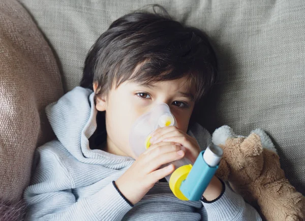 呼吸治療のためのボリュームを使用して肖像画の子供の顔 貧しい少年は 吸入マスクを保持胸咳の問題を持っています 喘息の吸入器を使用して喘息アレルギーを持っている子供 ヘルスケアの概念 — ストック写真