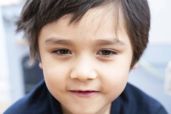Zblízka Tvář Pohledný Chlapec Malým Úsměvem Upřímný Krátký Zdravý Šťastný — Stock fotografie