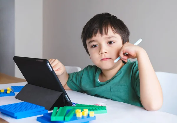 Ödev Olarak Tablet Kullanan Okul Çocuğu Derin Düşüncelere Dalan Çocuk — Stok fotoğraf
