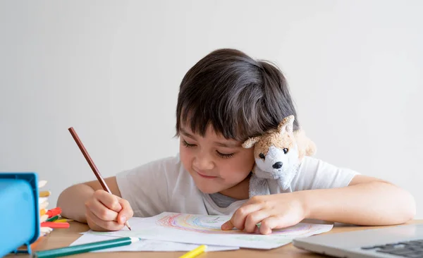 Happy Kid Har Det Gøy Med Tegnefilm Datamaskin Child Bruker – stockfoto