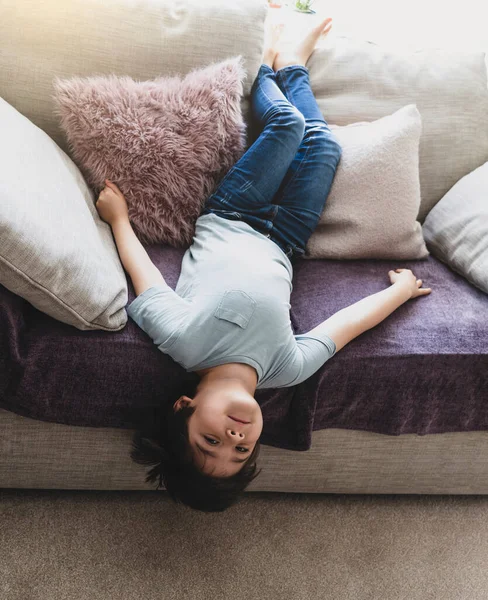 Niño Activo Acostado Boca Abajo Viendo Televisión Sofá Niño Feliz — Foto de Stock