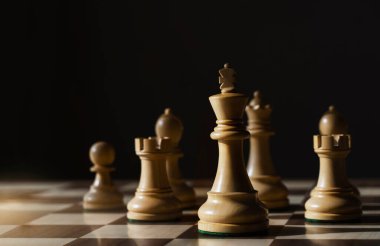 Ahşap Kral satranç bir diğerinin önünde duruyor, satranç masası oyunu iş fikirleri, rekabet, takım ve okuyucunun başarısı ile stratejik plan.