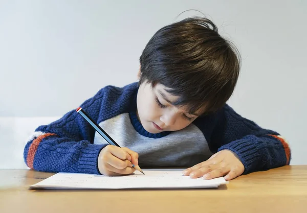 Potret Anak Sekolah Duduk Atas Meja Melakukan Pekerjaan Rumah Happy — Stok Foto