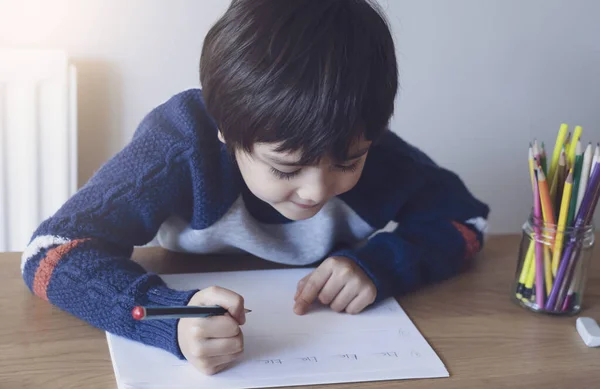 Portret Van Een Schooljongen Die Tafel Zit Huiswerk Maakt Gelukkig — Stockfoto