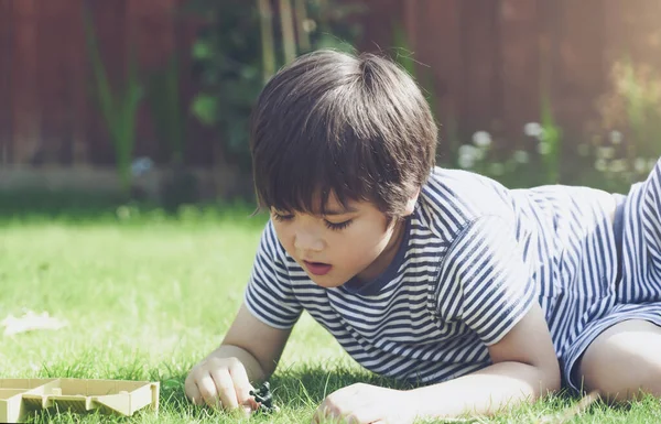 Menino Ativo Deitado Grama Brincando Com Soldados Brinquedos Tanque Jardim — Fotografia de Stock