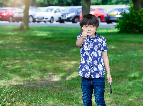 Šťastný Malý Chlapec Ukazuje Palce Nahoru Portrét Dítě Stojící Venkovním — Stock fotografie
