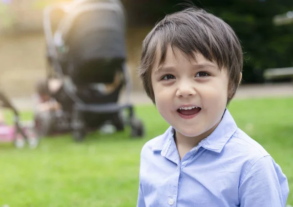 Venku Portrét Šťastný Chlapec Při Pohledu Kameru Úsměvem Tvář Kid — Stock fotografie