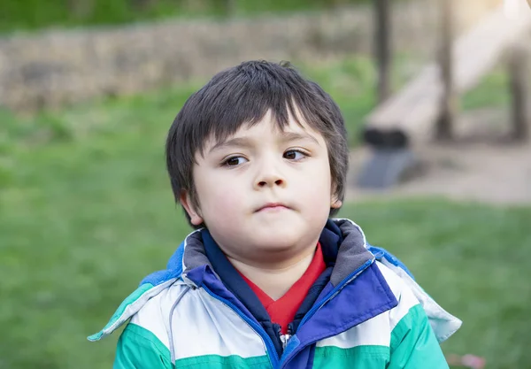 생각하는 얼굴을 코카서스 아이의 감정적 초상화 공원에 설정어린 속깊은 얼굴을 — 스톡 사진