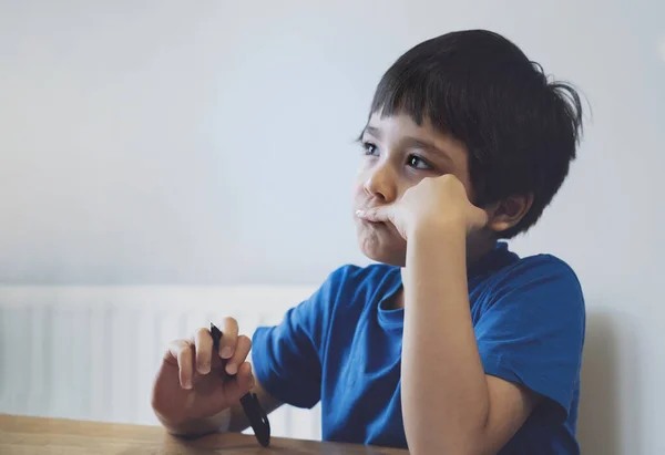 Selektivt Fokus Liten Pojke Som Håller Pennan Och Tittar Upp — Stockfoto