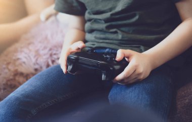 Hands Holding video oyunu. Okul kapalıyken evde oyun oynayan çocuk, karantina ve sosyal uzaklık ya da kişisel izolasyon, konsepti kilitle.