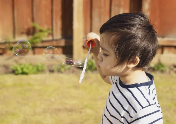 Joyeux Garçon Soufflant Des Bulles Savon Dans Jardin Mignon Enfant — Photo