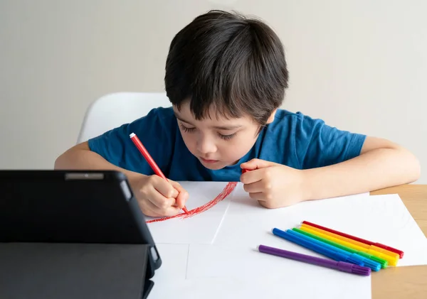 Kind Kleurt Zijn Eigen Regenboog Tekening Papier Kind Met Behulp — Stockfoto