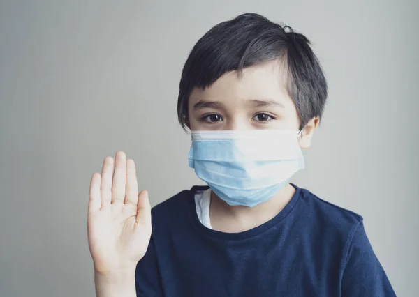 Isolamento Criança Vestindo Máscara Facial Proteção Médica Mostrar Parar Gesto — Fotografia de Stock