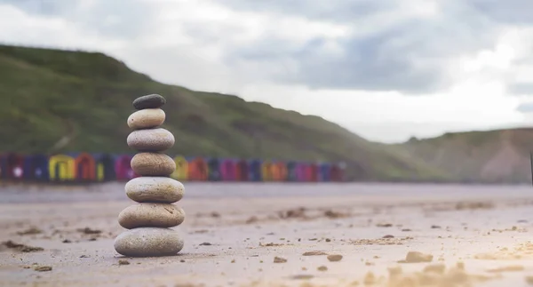 색상의 해변의 돌무더기 해변에 피라미드 들판의 균형을 상징하는 — 스톡 사진