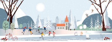 Panorama Kış manzarası, Noel ve Yeni Yıl 2021 şehirde kutlanıyor, kasabanın kutup ayılarının yatay bayrağının taşıyıcısı, karda oynayan çocuklar ve parkta kayak yapan gençler 