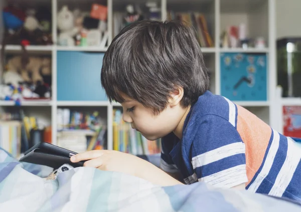 Παιδική Αυτο Απομόνωση Χρησιμοποιώντας Tablet Για Την Εργασία Του Παιδικά — Φωτογραφία Αρχείου