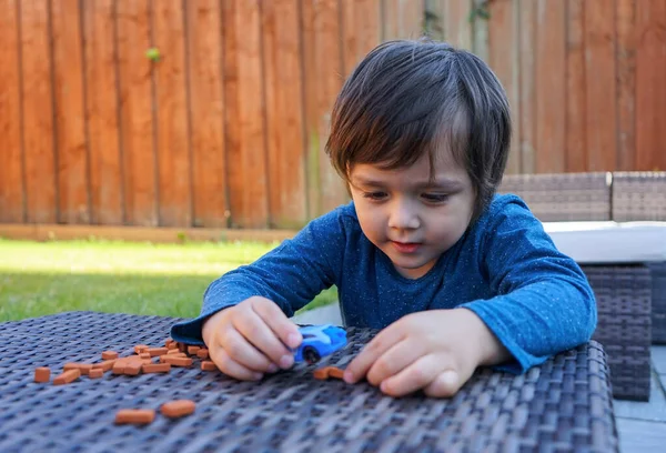 Portrait Petit Enfant Essayer Construire Mur Briques Avec Miniature Enfant — Photo