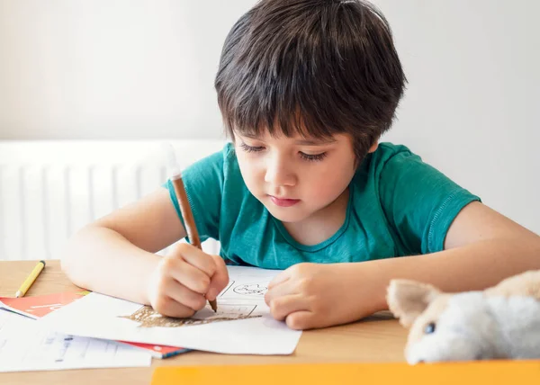 Retrato Del Niño Escuela Sentado Mesa Haciendo Los Deberes Niño — Foto de Stock