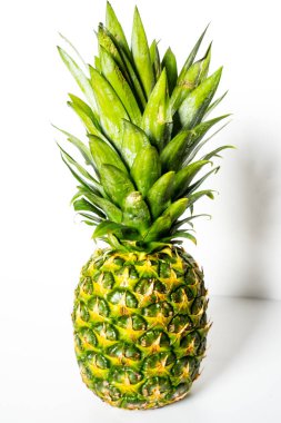 Beyaz arka plana karşı koca bir ananas.