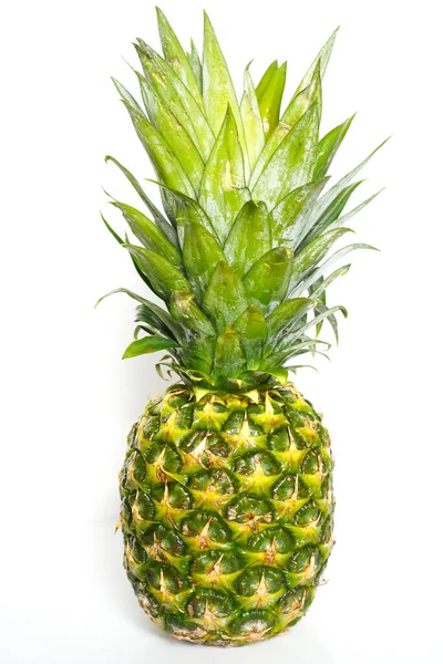 Een Hele Ananas Tegen Een Effen Witte Achtergrond — Stockfoto