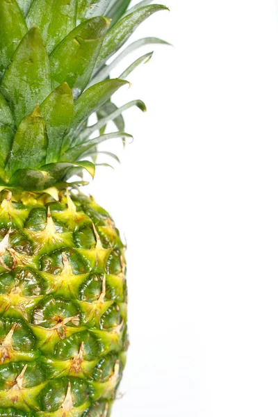 Een Hele Ananas Tegen Een Effen Witte Achtergrond — Stockfoto