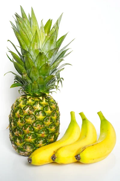 Een Hele Ananas Drie Bananen Tegen Een Effen Witte Achtergrond — Stockfoto