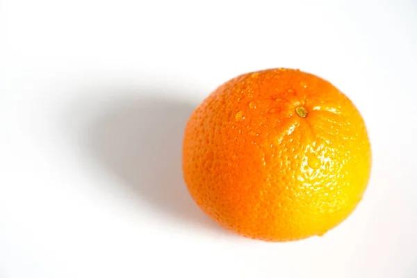 Toute Une Orange Sur Fond Blanc Uni — Photo