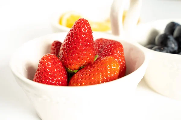 Her bölümde dilimlenmiş limon, çilek ve siyah üzüm servis tabağı.