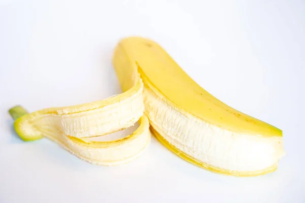 Een Banaan Geschild Terug Naar Binnenkant Onthullen Tegen Een Effen — Stockfoto