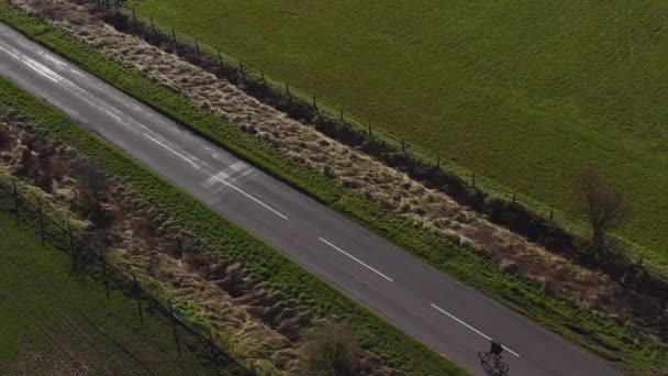 Imagens Drones Uma Pessoa Bicicleta Montanha Longo Uma Estrada Rural — Vídeo de Stock