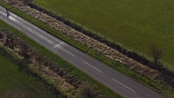 Imágenes Del Dron Una Persona Montando Bicicleta Largo Camino Rural — Vídeo de stock