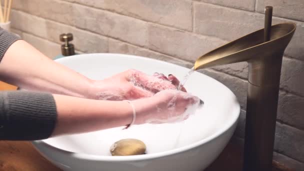 Jeune Femme Lavant Rinçant Les Mains Avec Savon Dans Lavabo — Video