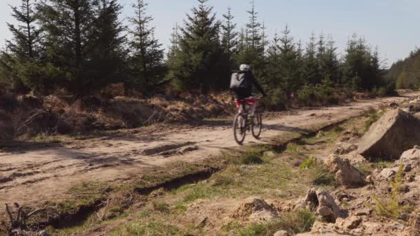 Hombre Mountain Biking Por Una Pista Grava Campo — Vídeos de Stock