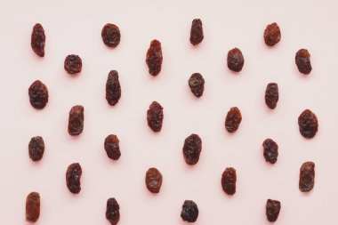 Pembe arkaplan görünümünde üzümlü desen