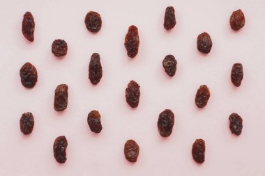 Pembe arkaplan görünümünde üzümlü desen