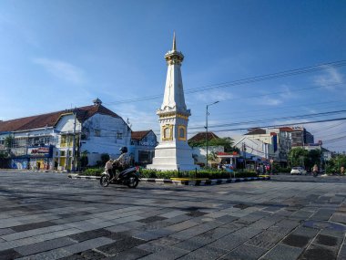 YOGYAKARTA, INDONEZYA - 18 Nisan 2020: Yogyakarta Anıtı 'nın atmosferi Covid-19 pandemik virüsü araçları terk etmeye başladığında