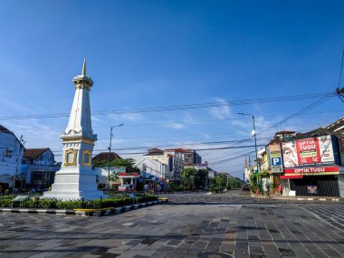 YOGYAKARTA, INDONEZYA - 18 Nisan 2020: Yogyakarta Anıtı 'nın atmosferi Covid-19 pandemik virüsü araçları terk etmeye başladığında