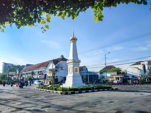 YOGYAKARTA, INDONEZYA - 18 Nisan 2020: Yogyakarta Anıtı 'nın atmosferi Covid-19 pandemik virüsü araçları terk etmeye başladığında