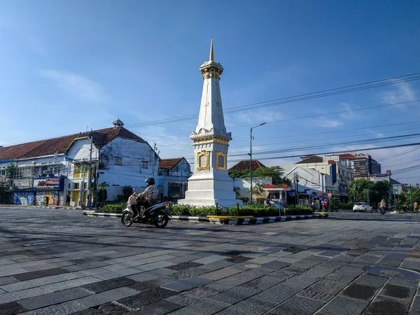 YOGYAKARTA, INDONEZYA - 18 Nisan 2020: Yogyakarta Anıtı 'nın atmosferi Covid-19 pandemik virüsü araçları terk etmeye başladığında
