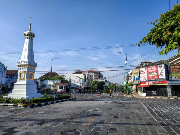 インドネシアのヨガイアラクタ エイプリル社2020年18日 自動車を捨て始めたパンデミックウイルスCovid 19が発生した時のヨガジャカルタ記念碑の雰囲気 — ストック写真