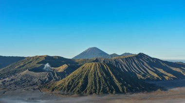 Bromo Dağı, Endonezya 'nın başkenti Doğu Java' da güneşli bir sabahta çekilen bir fotoğrafta yer alan aktif bir volkandır.