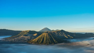 Bromo Dağı, Endonezya 'nın başkenti Doğu Java' da güneşli bir sabahta çekilen bir fotoğrafta yer alan aktif bir volkandır.
