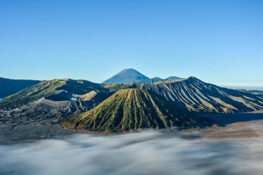 Bromo Dağı, Endonezya 'nın başkenti Doğu Java' da güneşli bir sabahta çekilen bir fotoğrafta yer alan aktif bir volkandır.
