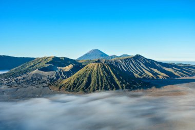 Bromo Dağı, Endonezya 'nın başkenti Doğu Java' da güneşli bir sabahta çekilen bir fotoğrafta yer alan aktif bir volkandır.